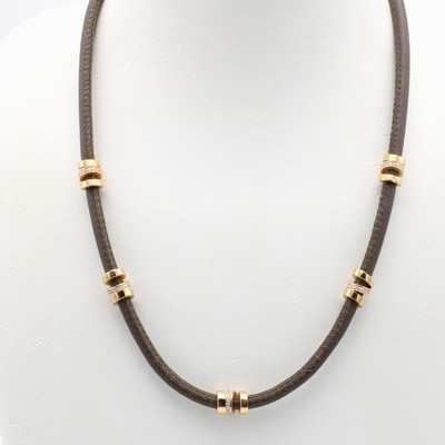 27132552b - Ledercollier mit Brillanten, RG 750/000, 5 Elemente bes. m. Brill. zus. ca. 0.45 ct ...