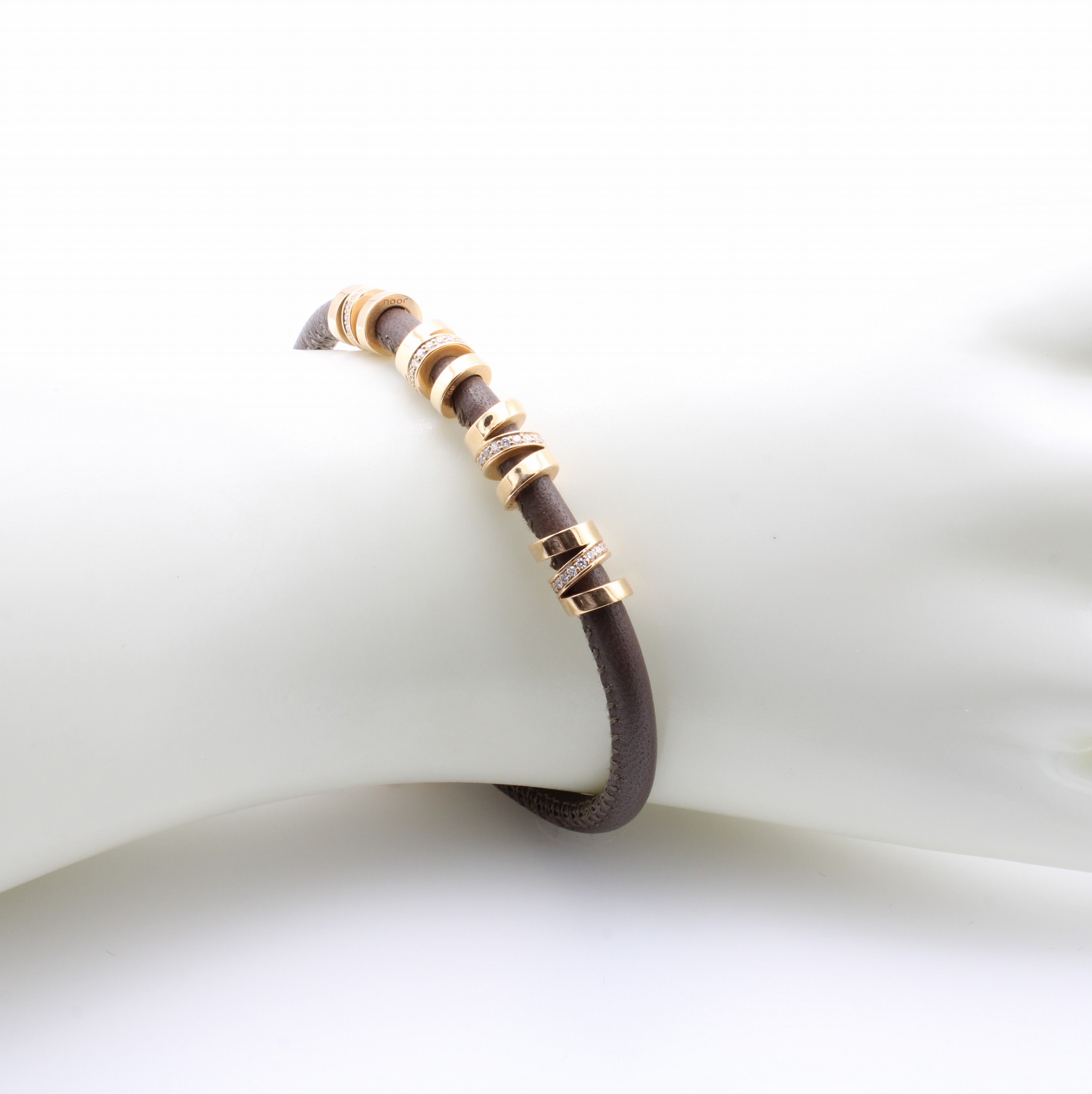 Image 27132637 - Lederarmband mit Brillanten, RG 750/000, 4 Elemente bes. m. Brill. zus. ca. 0.36 ct ...