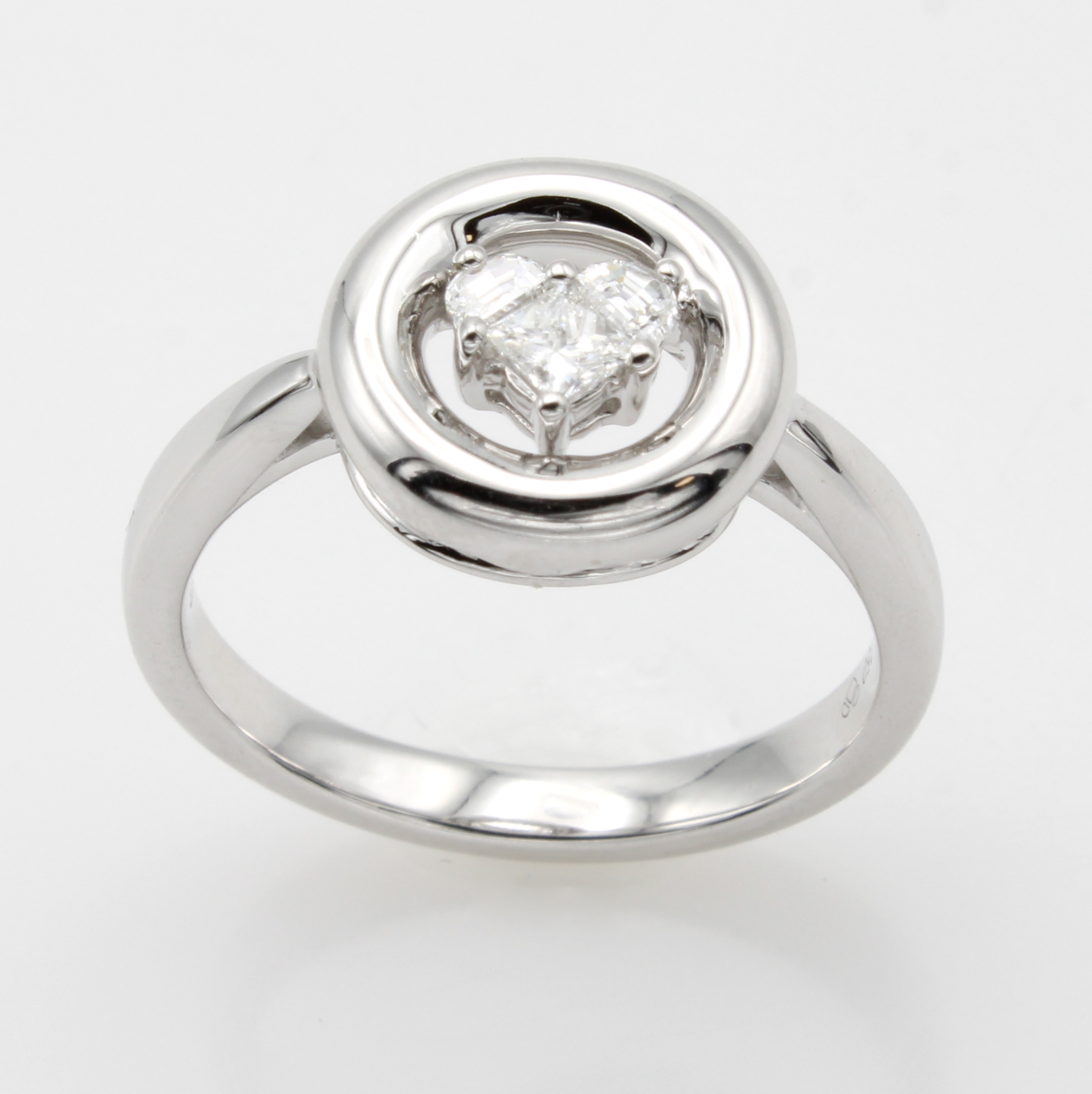 Image 27132652 - Ring mit Diamanten, WG 750/000, 3 Diam. in Herzform gef. zus. ca. 0.22 ct feines ...