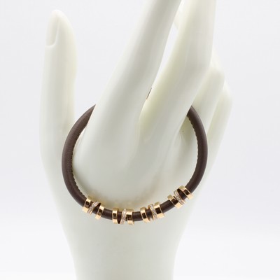 27132637a - Lederarmband mit Brillanten, RG 750/000, 4 Elemente bes. m. Brill. zus. ca. 0.36 ct ...