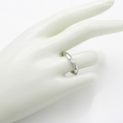 27132649a - Ring mit Brillant, WG 585/000, Brill. in 4 Krappen gef. ca. 0.23 ct feines Weiß/si, RW ...