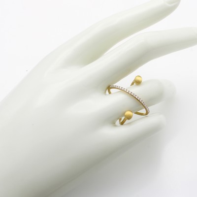 27132682a - Ausgefallener Ring mit Brillanten, GG 750/ 000, Brill. diagonal gef. zus. ca. 0.17 ct ...