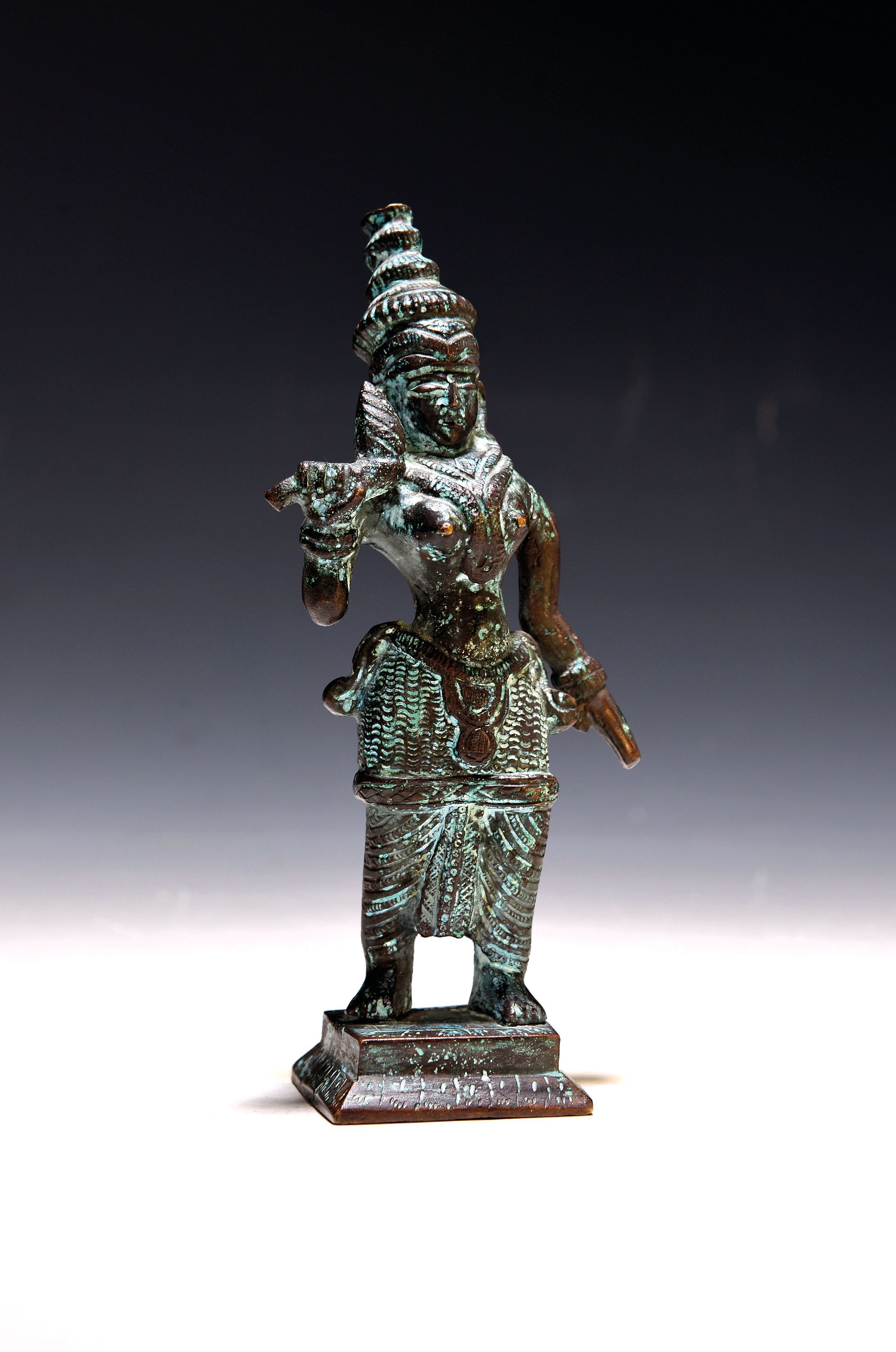 Image 27132780 - Bronzefigur, wohl Göttin Uma, Kambodscha, nach altem Vorbild, Arm beweglich, H. 17.5 cm