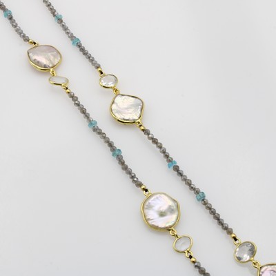 27132725a - Langes Collier mit Keshiperlen und Farbsteinen, Zwischenteile 925er Silber verg., fac. ...