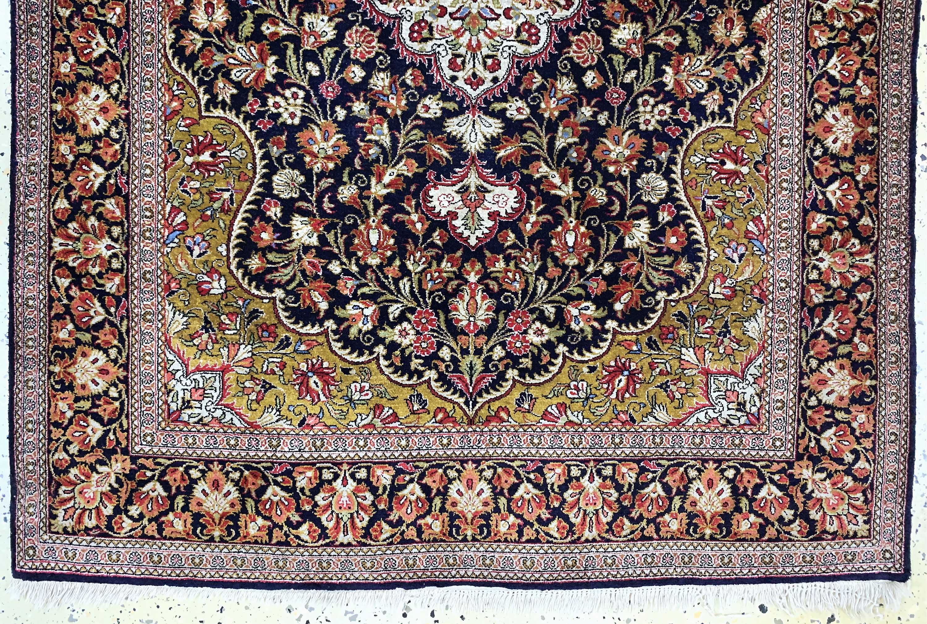 Detail b: Ghom Seide, Persien, Mitte 20.Jhd, reine Naturseide, ca. 160 x 105 cm, EHZ: 2