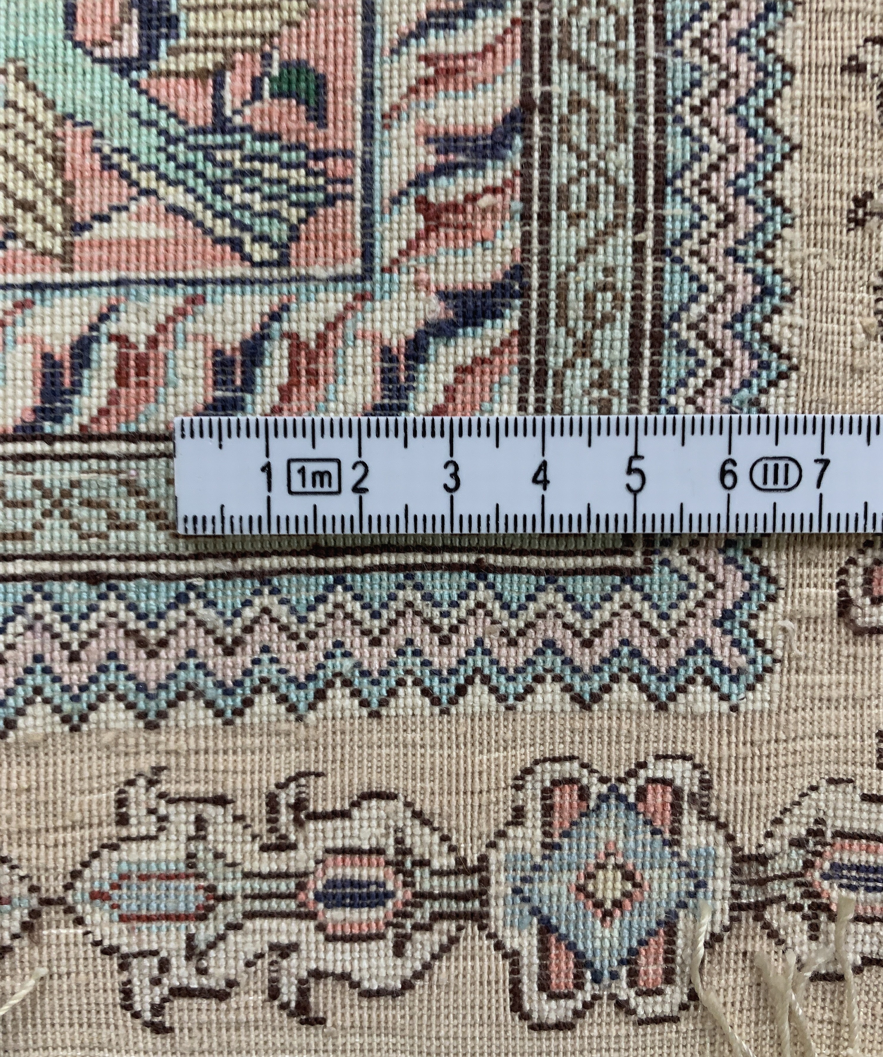 Detail e: Hereke Seide, China, Ende 20.Jhd, reine Naturseide, ca. 125 x 80 cm, EHZ: 2