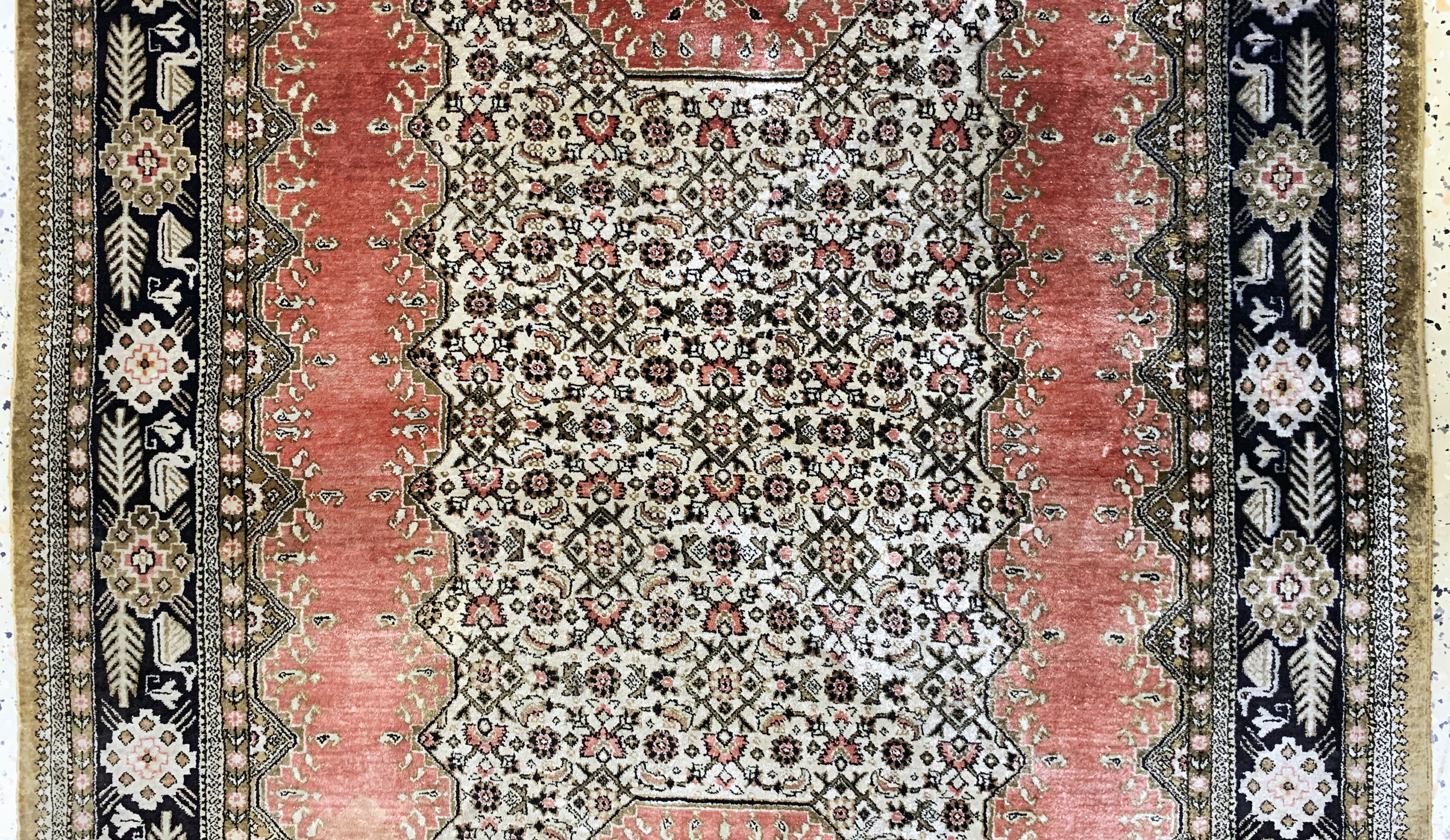 Detail b: Ghom Seide, Persien, Mitte 20.Jhd, reine Naturseide, ca. 160 x 107 cm, EHZ: 2(fleckig)