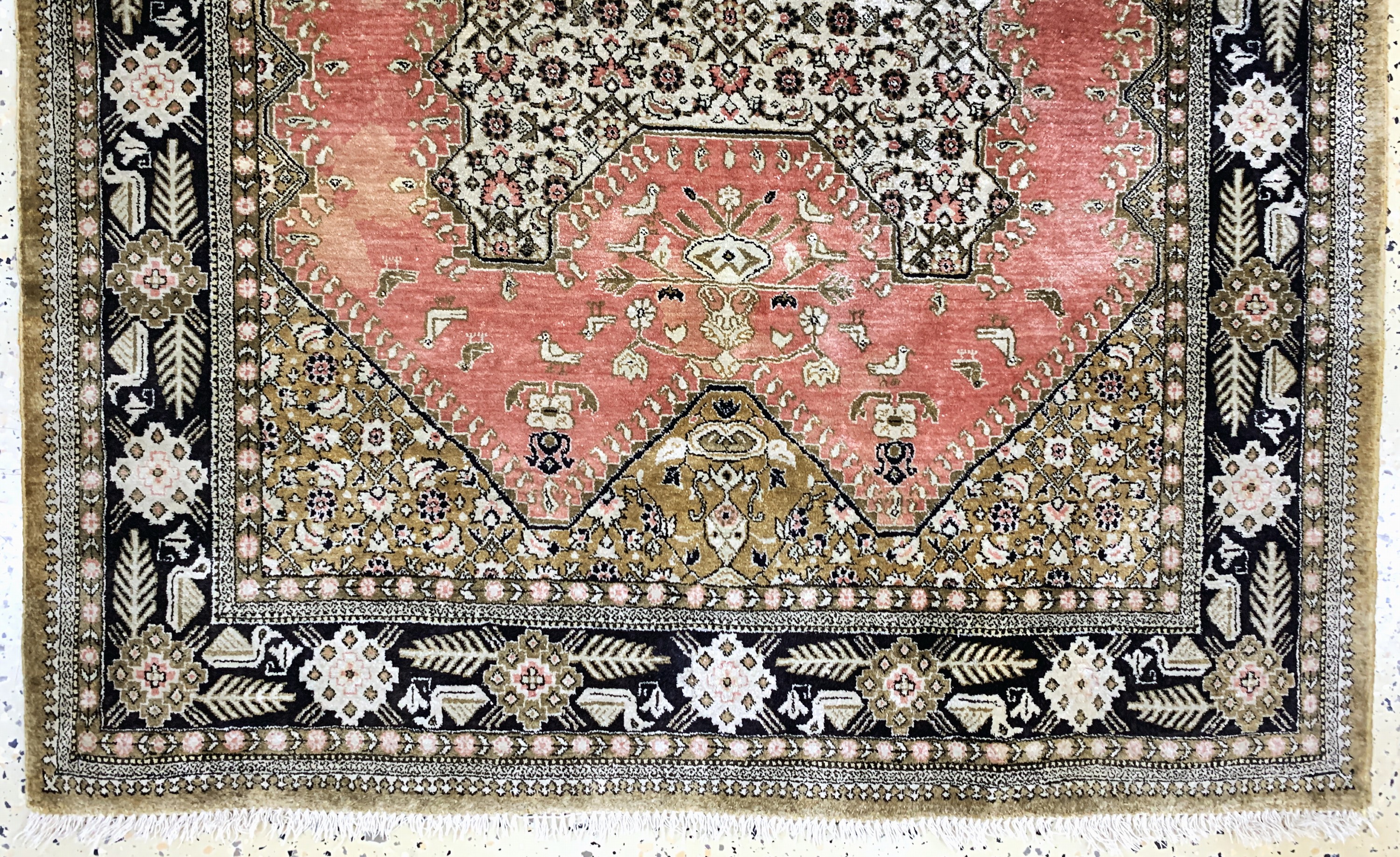 Detail c: Ghom Seide, Persien, Mitte 20.Jhd, reine Naturseide, ca. 160 x 107 cm, EHZ: 2(fleckig)