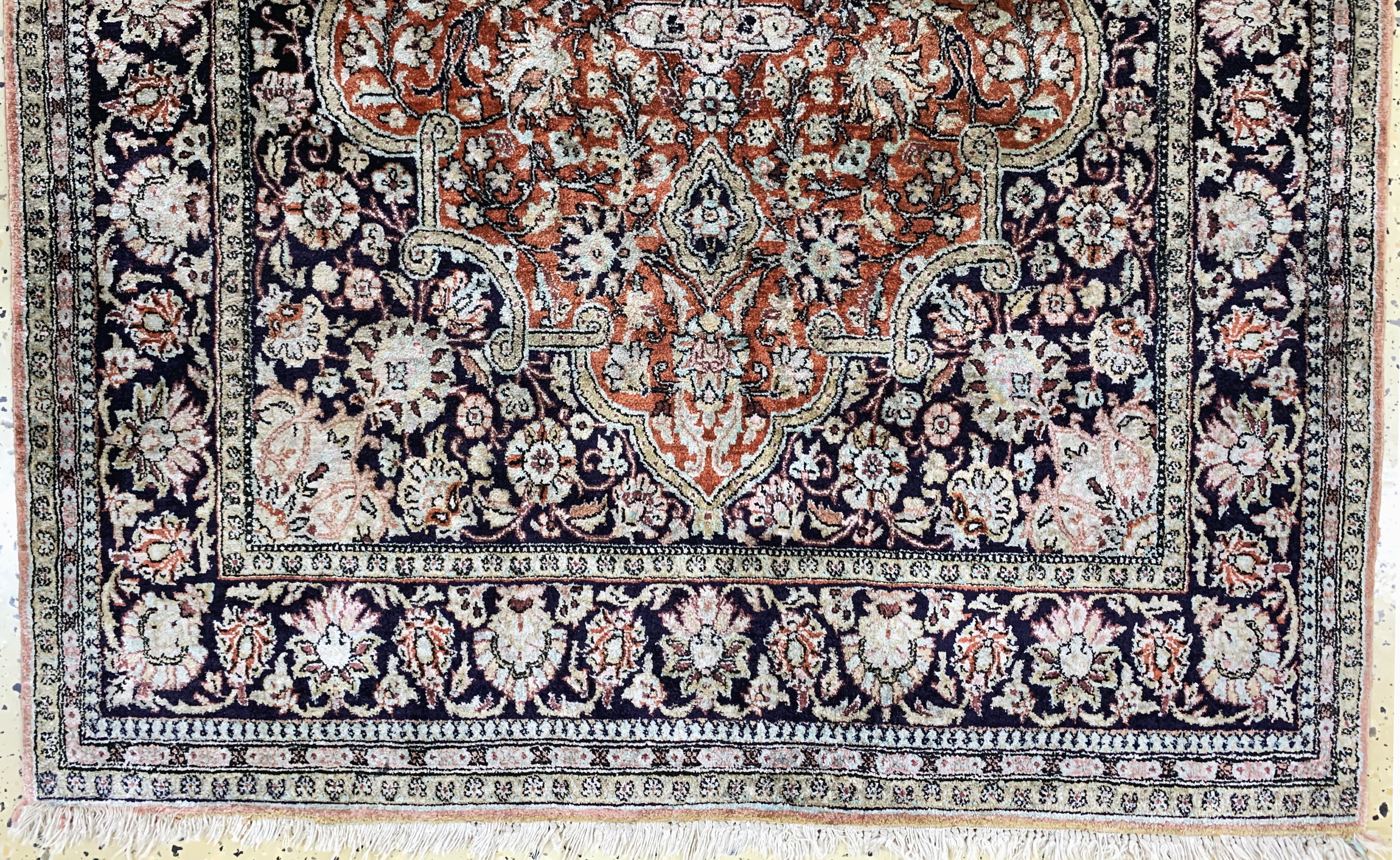 Detail c: Ghom Seide, Persien, Mitte 20.Jhd, reine Naturseide, ca. 180 x 110 cm, EHZ: 2-3