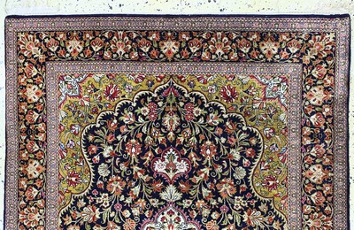 27132813a - Ghom Seide, Persien, Mitte 20.Jhd, reine Naturseide, ca. 160 x 105 cm, EHZ: 2 ...