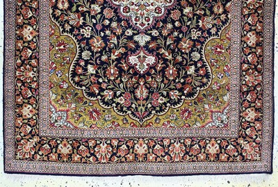 27132813b - Ghom Seide, Persien, Mitte 20.Jhd, reine Naturseide, ca. 160 x 105 cm, EHZ: 2 ...