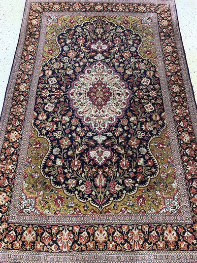 27132813d - Ghom Seide, Persien, Mitte 20.Jhd, reine Naturseide, ca. 160 x 105 cm, EHZ: 2 ...