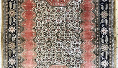 27132822b - Ghom Seide, Persien, Mitte 20.Jhd, reine Naturseide, ca. 160 x 107 cm, EHZ: 2(fleckig) ...