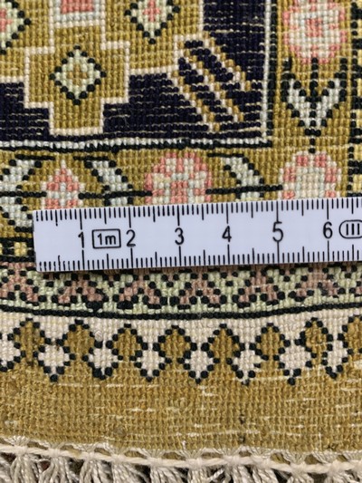 27132822e - Ghom Seide, Persien, Mitte 20.Jhd, reine Naturseide, ca. 160 x 107 cm, EHZ: 2(fleckig) ...