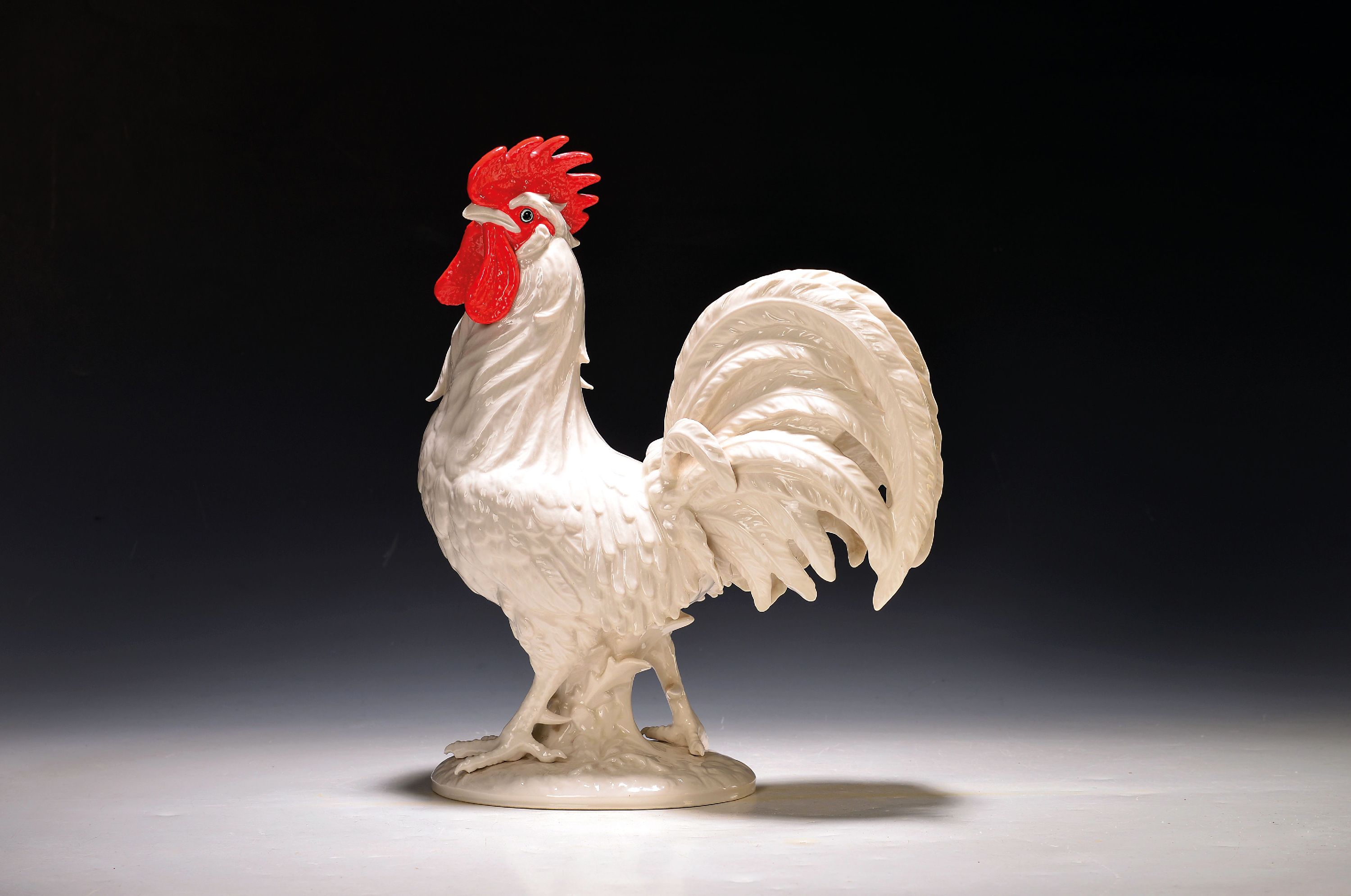 Image 27132953 - Große Porzellanfigur, Goebel, 20. Jh., roter Kamm, num. CV 103, ca. 35x32 cm