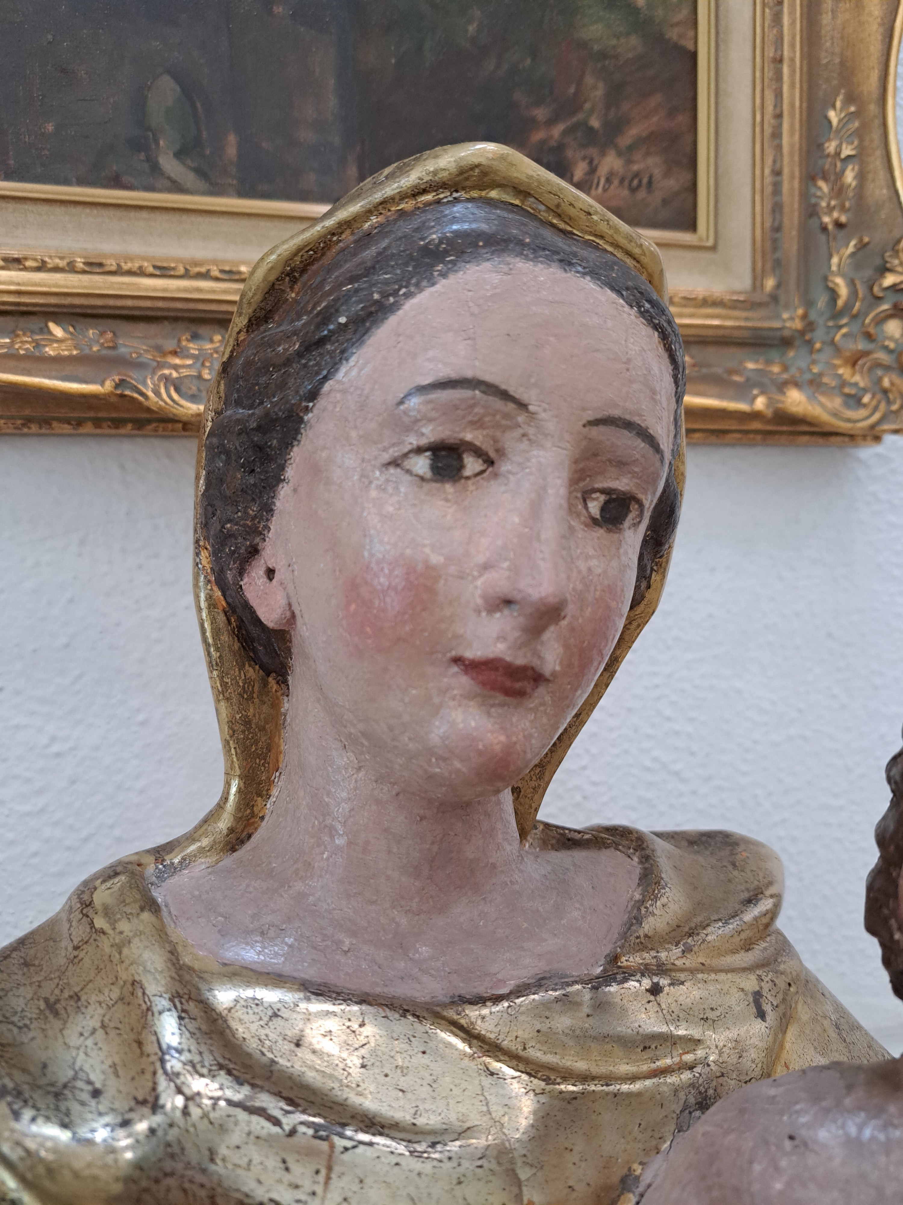 Detail c: Bildschnitzerei Muttergottes, ausgehendes 18 .Jh., vollplastisch geschnitzt, sekundäre Fassung mit reicher Goldstaffage, restauriert, Zepter und ...