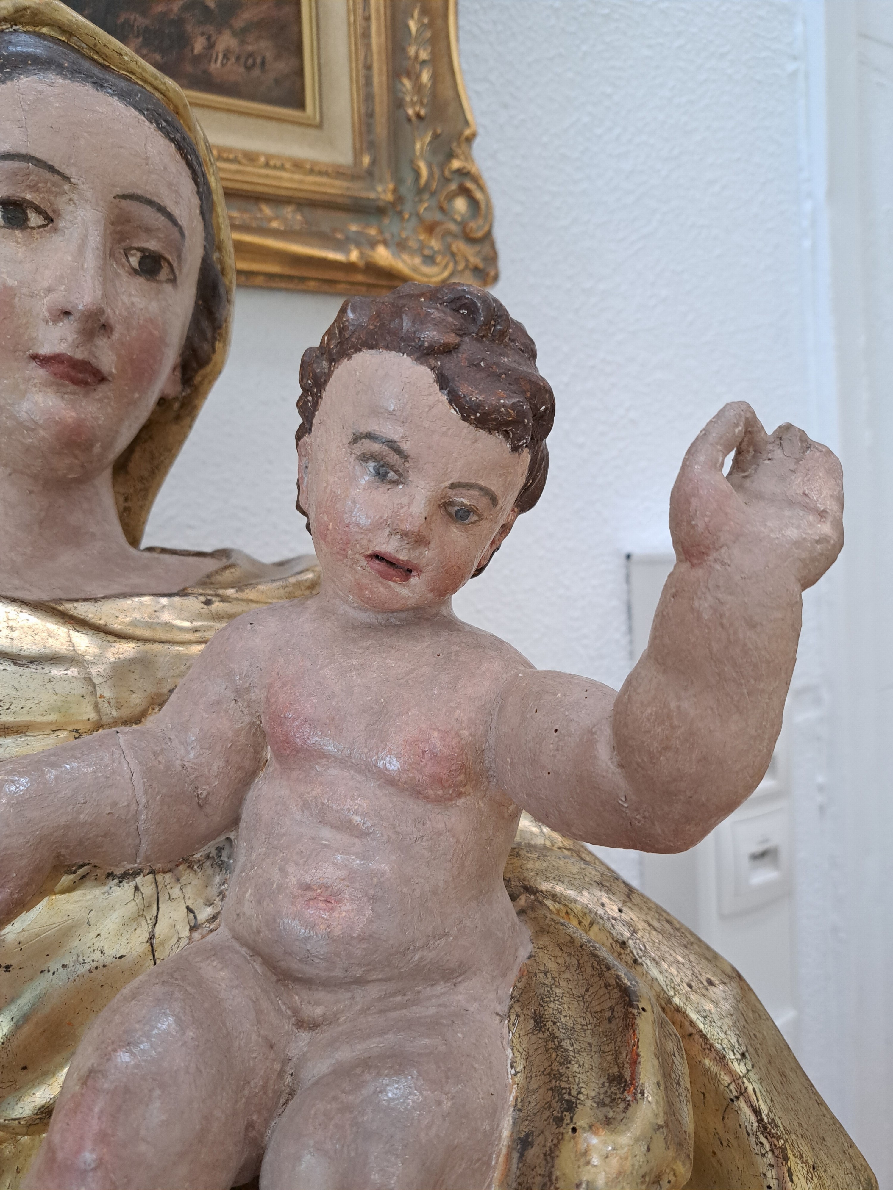 Detail d: Bildschnitzerei Muttergottes, ausgehendes 18 .Jh., vollplastisch geschnitzt, sekundäre Fassung mit reicher Goldstaffage, restauriert, Zepter und ...