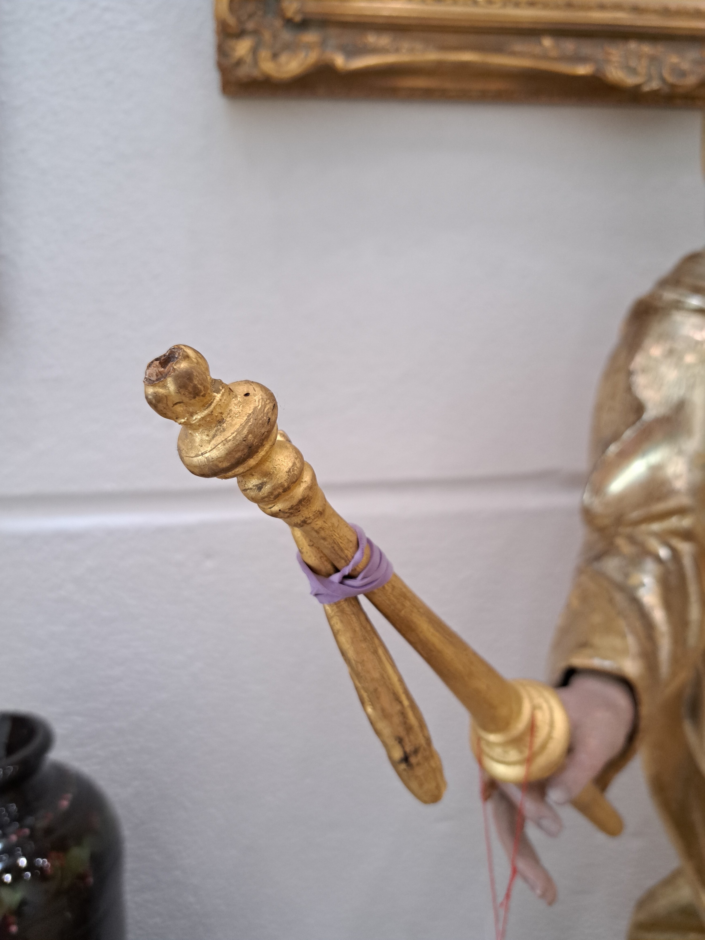 Detail g: Bildschnitzerei Muttergottes, ausgehendes 18 .Jh., vollplastisch geschnitzt, sekundäre Fassung mit reicher Goldstaffage, restauriert, Zepter und ...