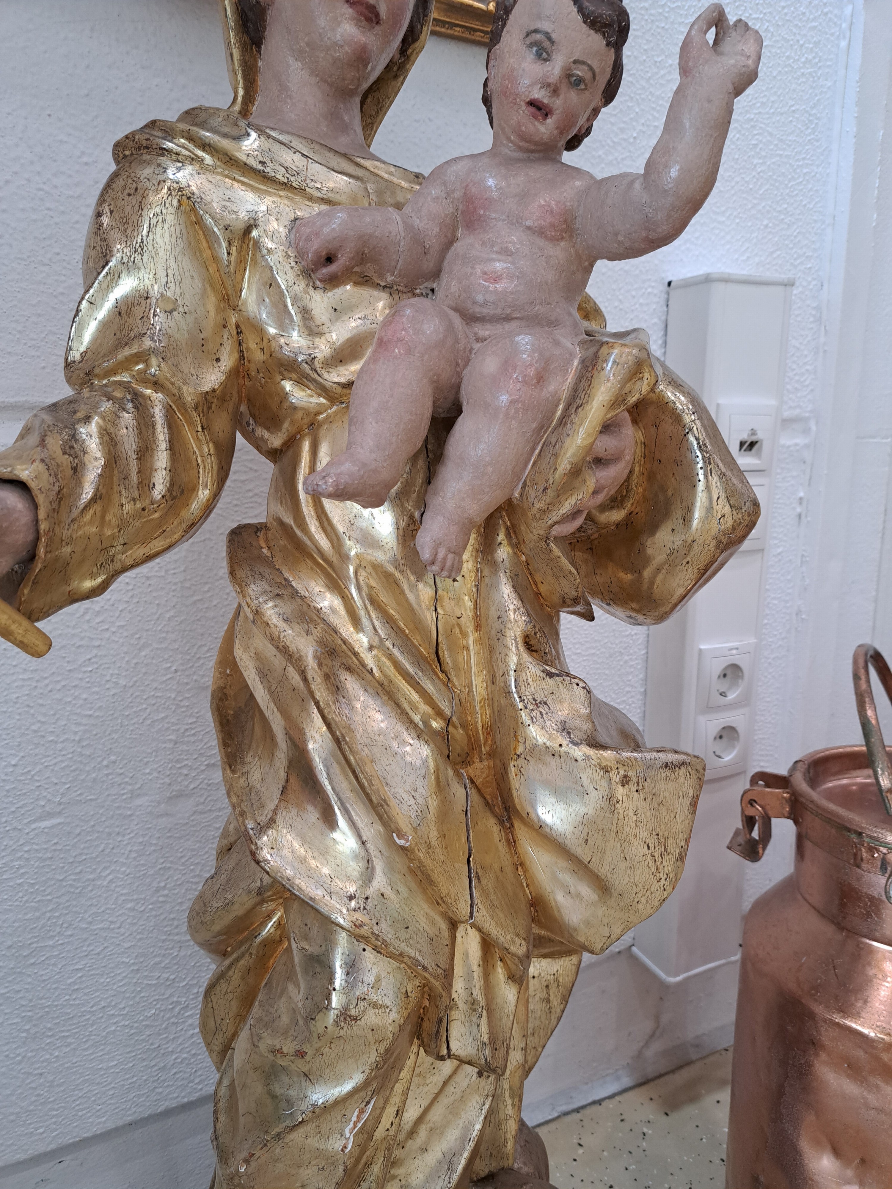 Detail j: Bildschnitzerei Muttergottes, ausgehendes 18 .Jh., vollplastisch geschnitzt, sekundäre Fassung mit reicher Goldstaffage, restauriert, Zepter und ...