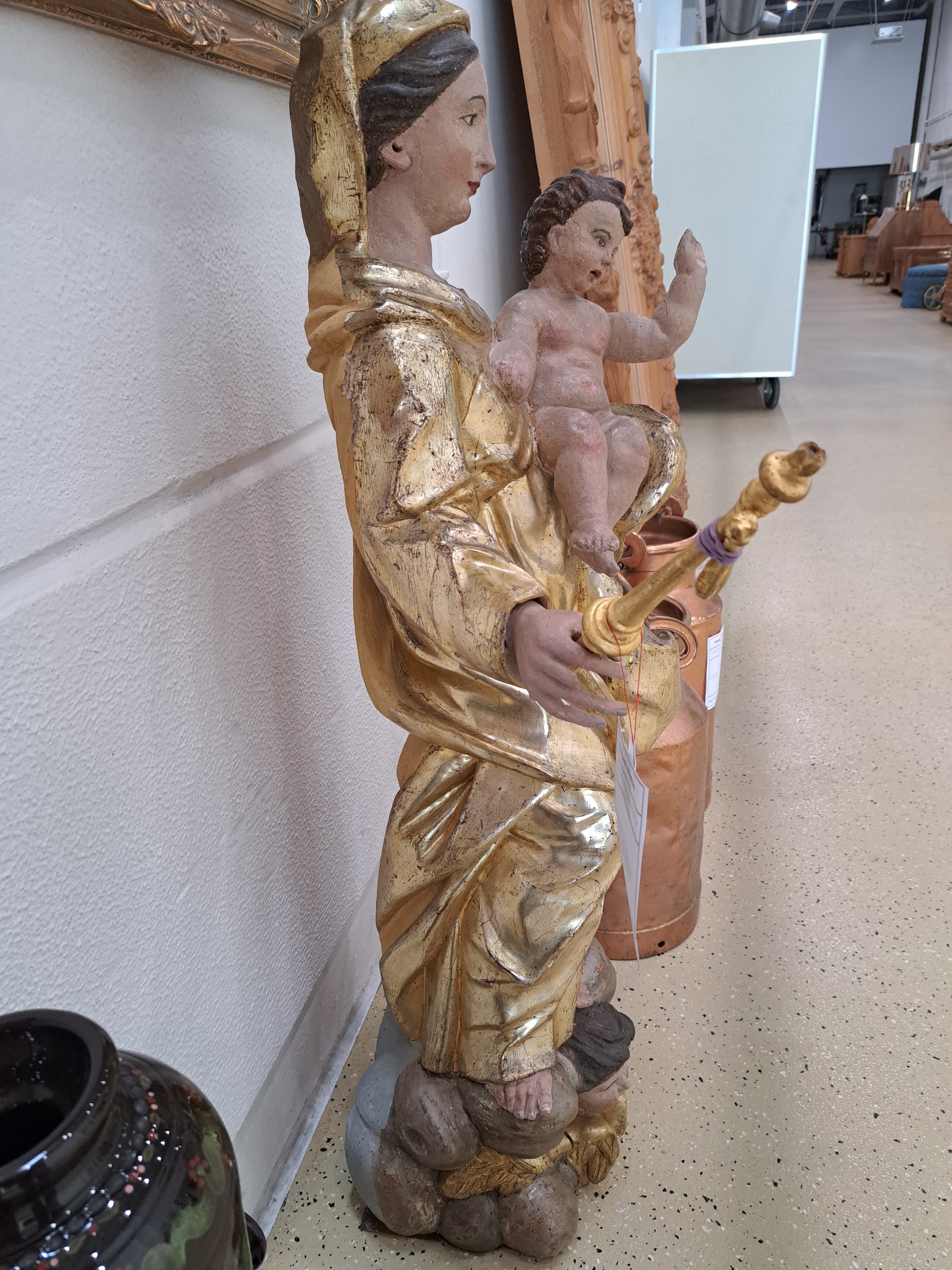Detail l: Bildschnitzerei Muttergottes, ausgehendes 18 .Jh., vollplastisch geschnitzt, sekundäre Fassung mit reicher Goldstaffage, restauriert, Zepter und ...