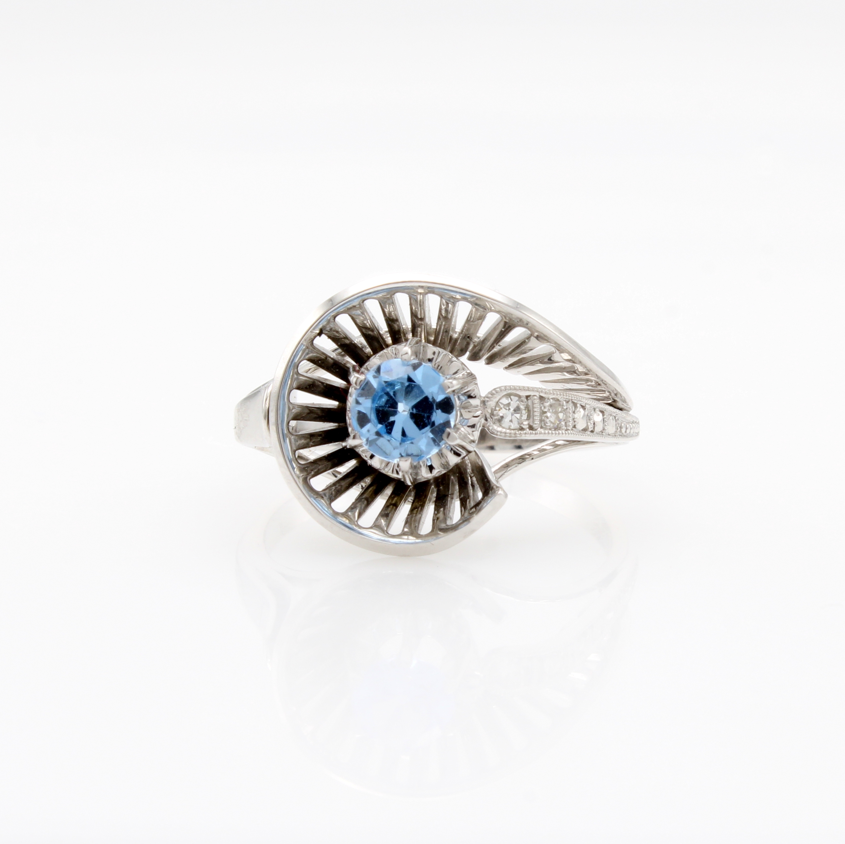 Image 27133313 - Ring mit Topas und Diamanten, GG/WG 750/000, hellblauer Topas (beh.), 2 8/8 Diam. zus. ...