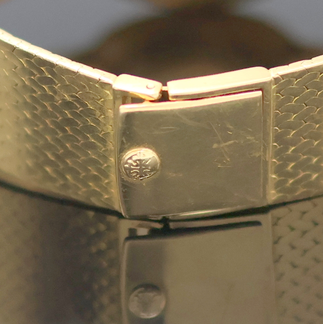 Detail d: PATEK PHILIPPE Herrenarmbanduhr Referenz 3544 in GG 750/000, Schweiz um 1975, Handaufzug, 3-tlg. Geh., Boden u. Glasrand aufgedr., orig. Krone, ...