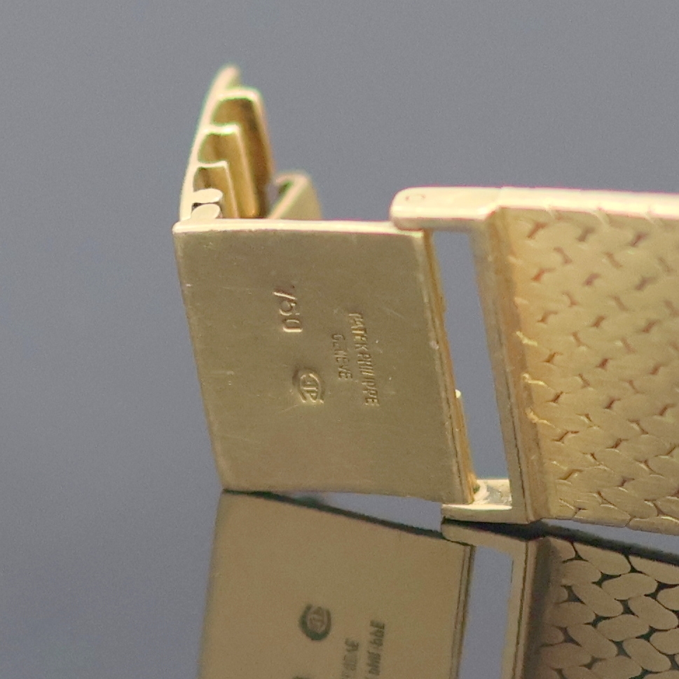 Detail e: PATEK PHILIPPE Herrenarmbanduhr Referenz 3544 in GG 750/000, Schweiz um 1975, Handaufzug, 3-tlg. Geh., Boden u. Glasrand aufgedr., orig. Krone, ...