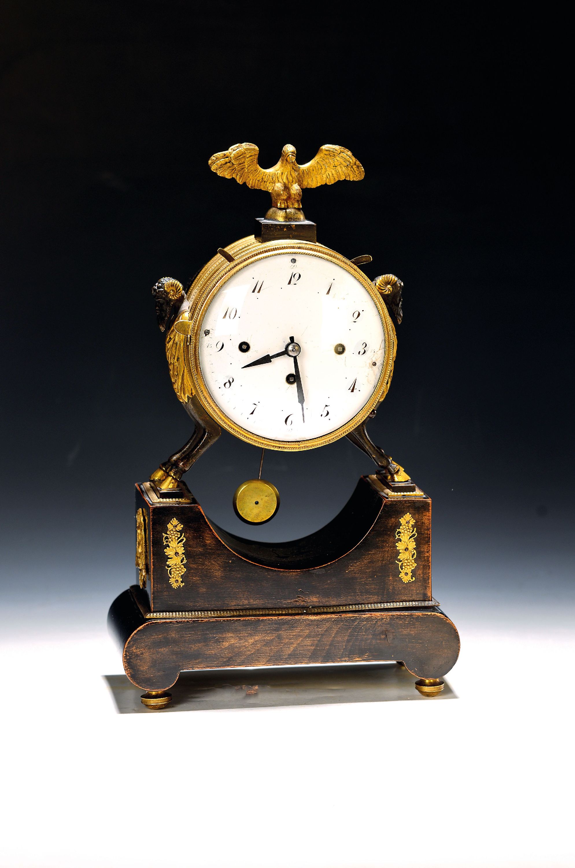 Image 27133337 - Tischuhr mit Wiener Schlag, um 1810/20, ebonisierter Sockel, seitlich abgerundet mit ...