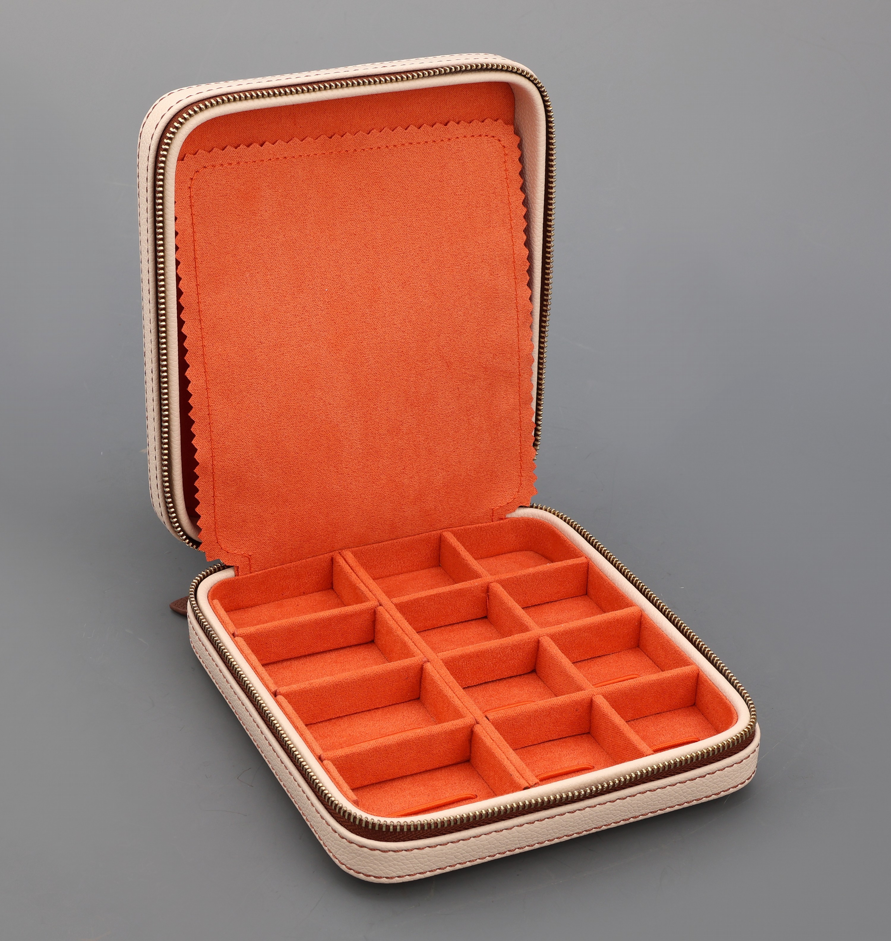 Detail b: Reiseetui für Schmuck und Uhren, elfenbeinweißes Kunstleder, orangefarb. Inneneinrichtung, Rüschentasche mit Unterteilung, herausnehmbare ...