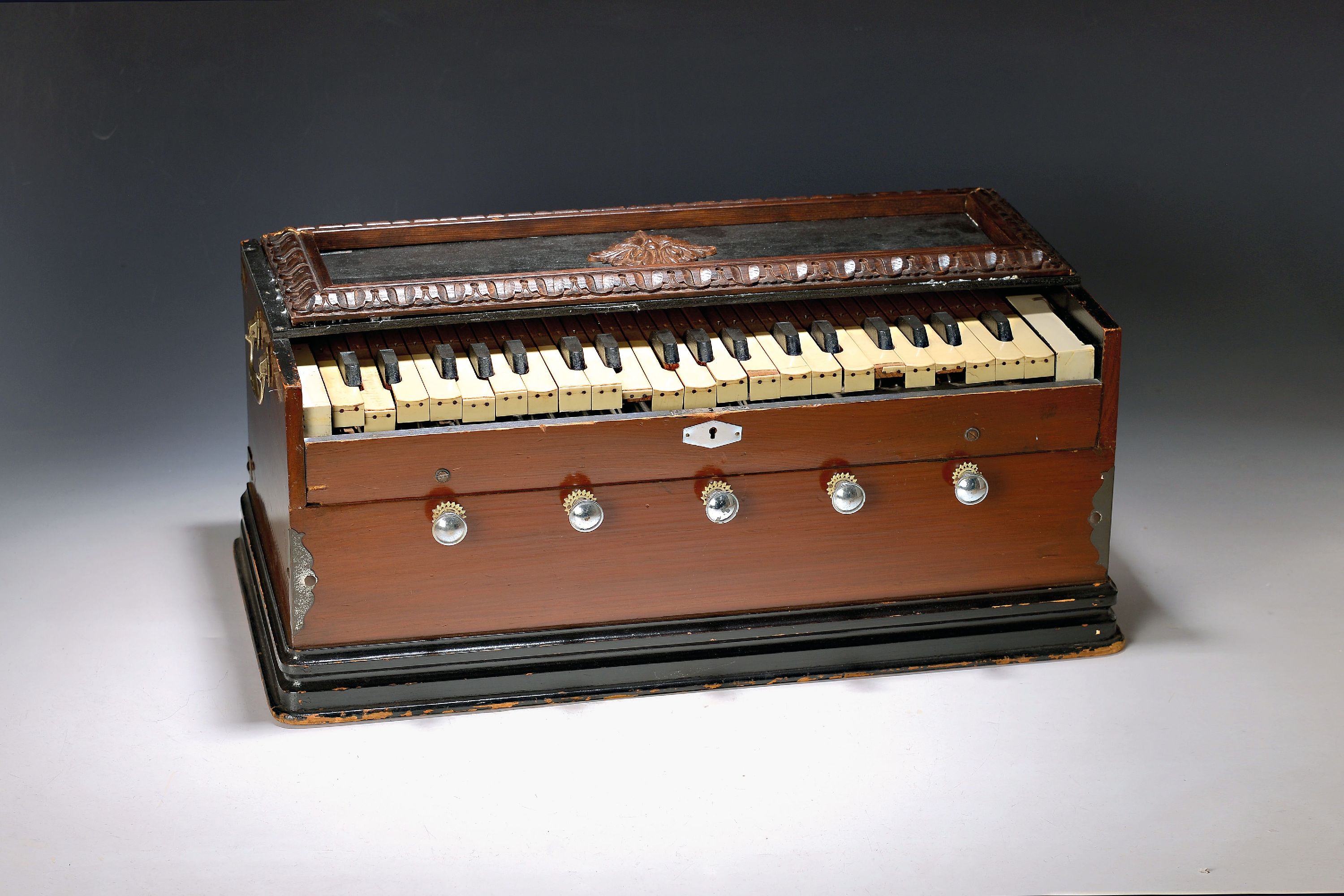 Image 27133362 - Musikspiel-Automat/Polyphon, Modell ´Troubadour´ mit Platten, deutsch, um 1900, braunes ...