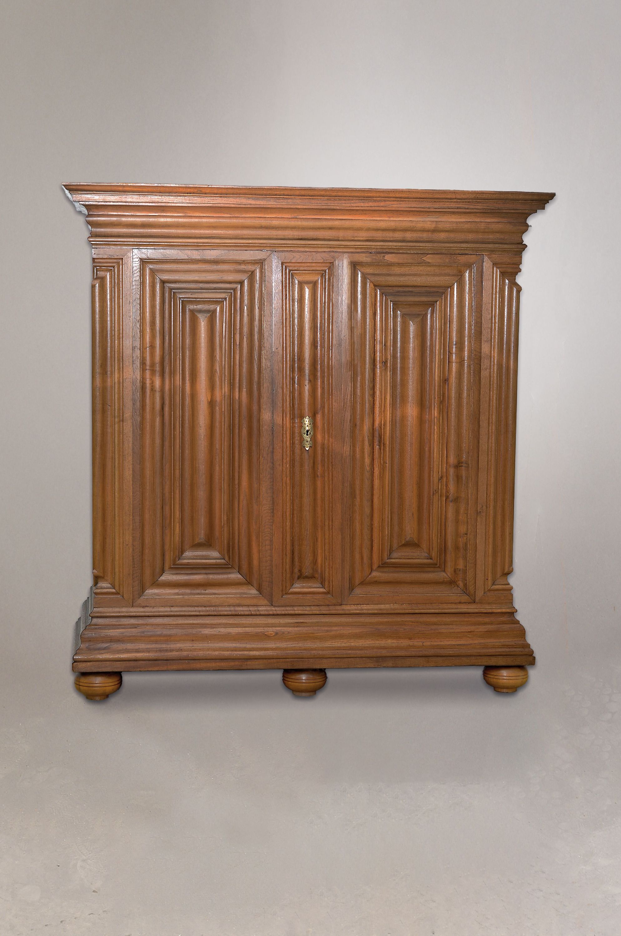 Image 27133363 - Wellenschrank mit Ecknasen, Frankfurt, um 1750, Eiche massiv, Korpus und auf den Türen ...