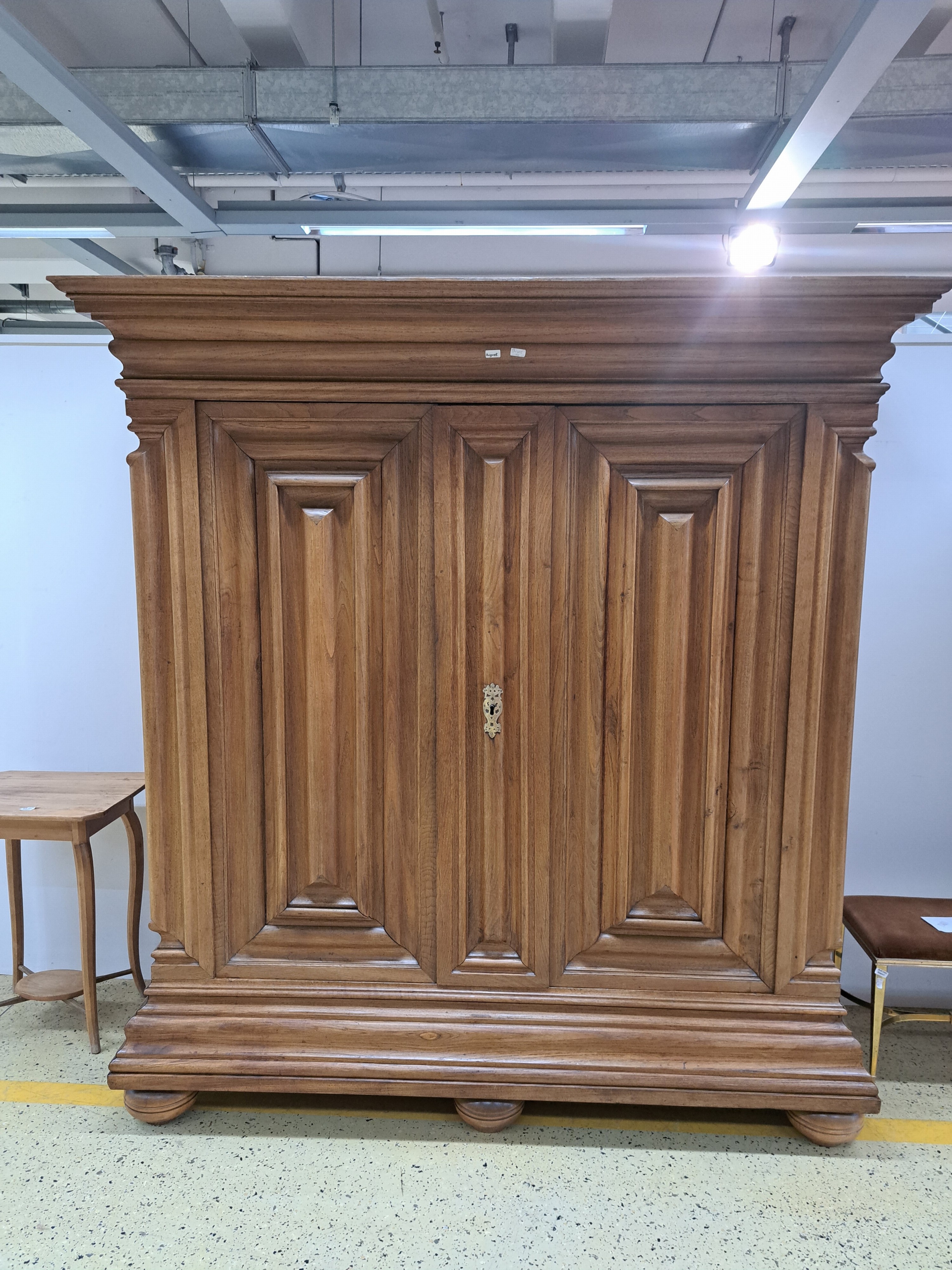 Detail a: Wellenschrank mit Ecknasen, Frankfurt, um 1750, Eiche massiv, Korpus und auf den Türen mit kräftigem Wellenprofil, Kanten mit fein ausgearbeiteten ...