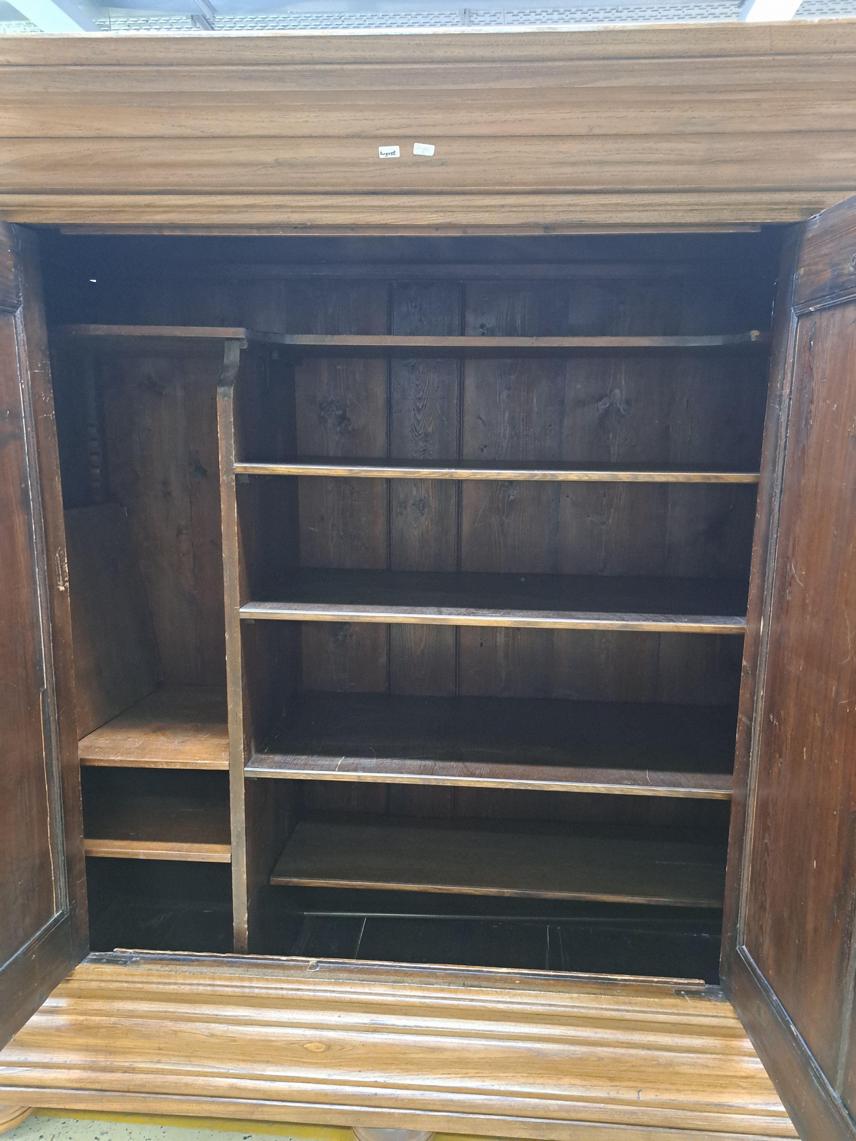 Detail e: Wellenschrank mit Ecknasen, Frankfurt, um 1750, Eiche massiv, Korpus und auf den Türen mit kräftigem Wellenprofil, Kanten mit fein ausgearbeiteten ...