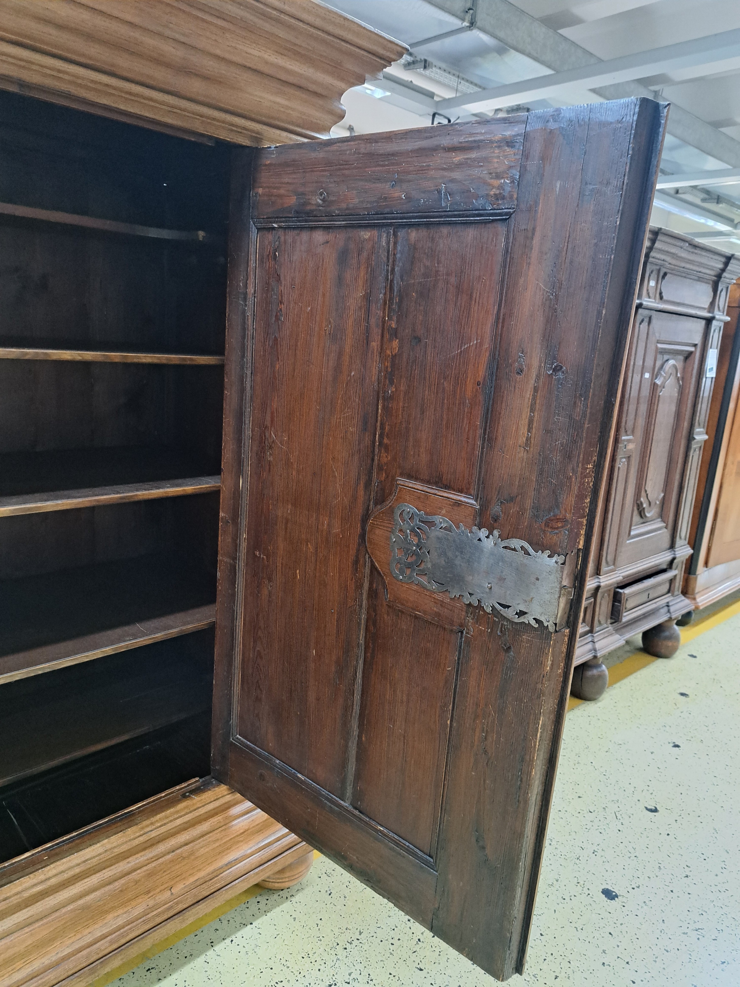 Detail g: Wellenschrank mit Ecknasen, Frankfurt, um 1750, Eiche massiv, Korpus und auf den Türen mit kräftigem Wellenprofil, Kanten mit fein ausgearbeiteten ...