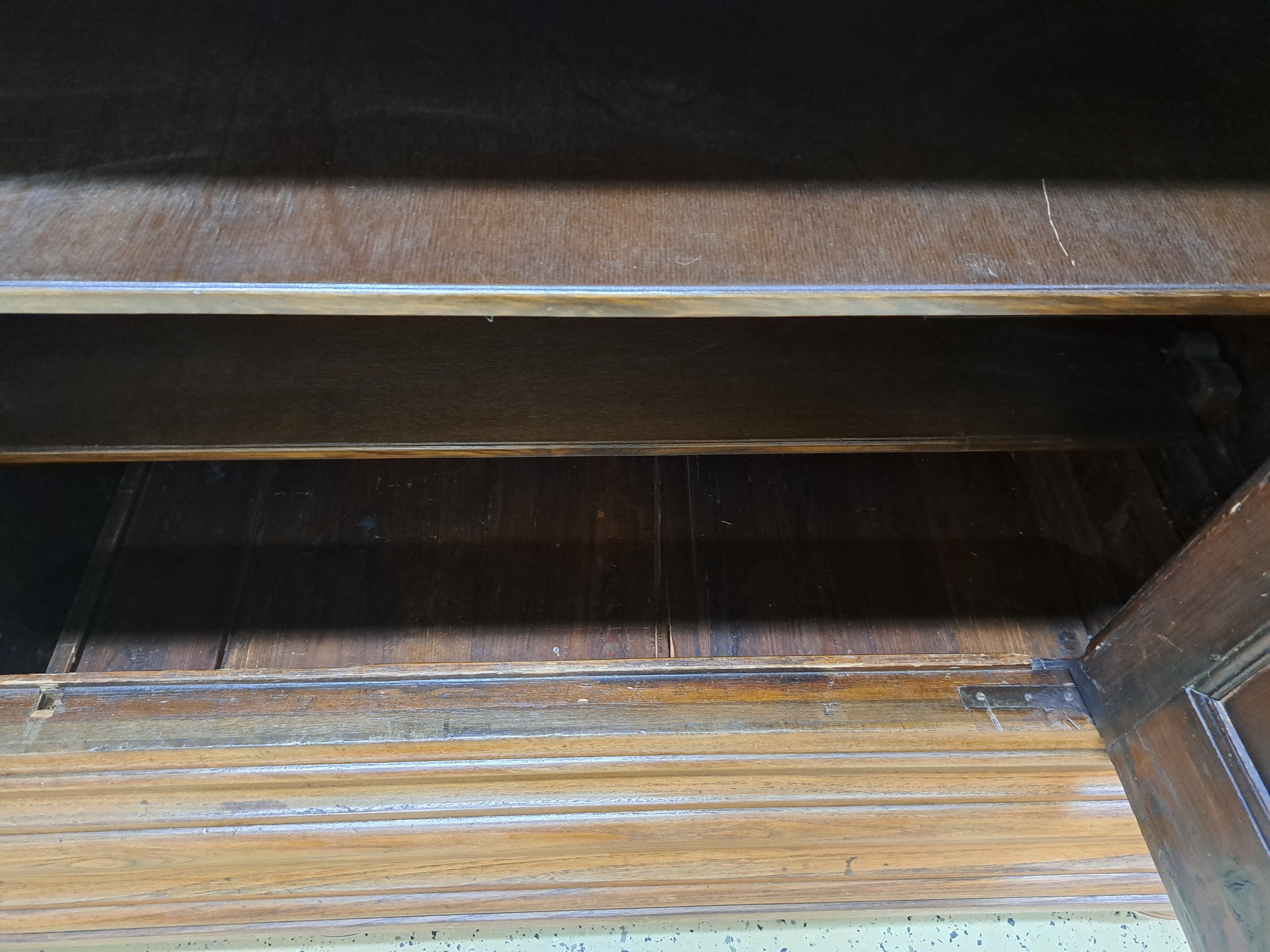 Detail j: Wellenschrank mit Ecknasen, Frankfurt, um 1750, Eiche massiv, Korpus und auf den Türen mit kräftigem Wellenprofil, Kanten mit fein ausgearbeiteten ...