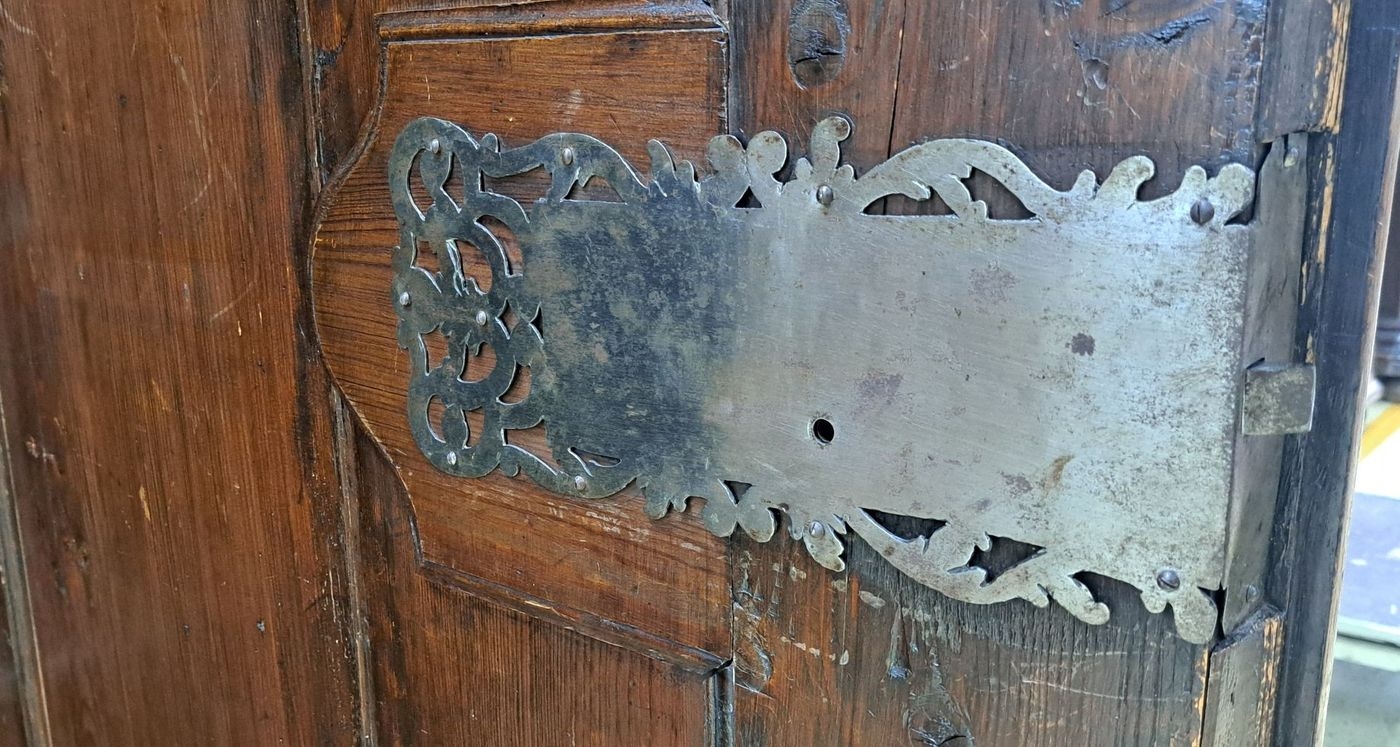 Detail q: Wellenschrank mit Ecknasen, Frankfurt, um 1750, Eiche massiv, Korpus und auf den Türen mit kräftigem Wellenprofil, Kanten mit fein ausgearbeiteten ...