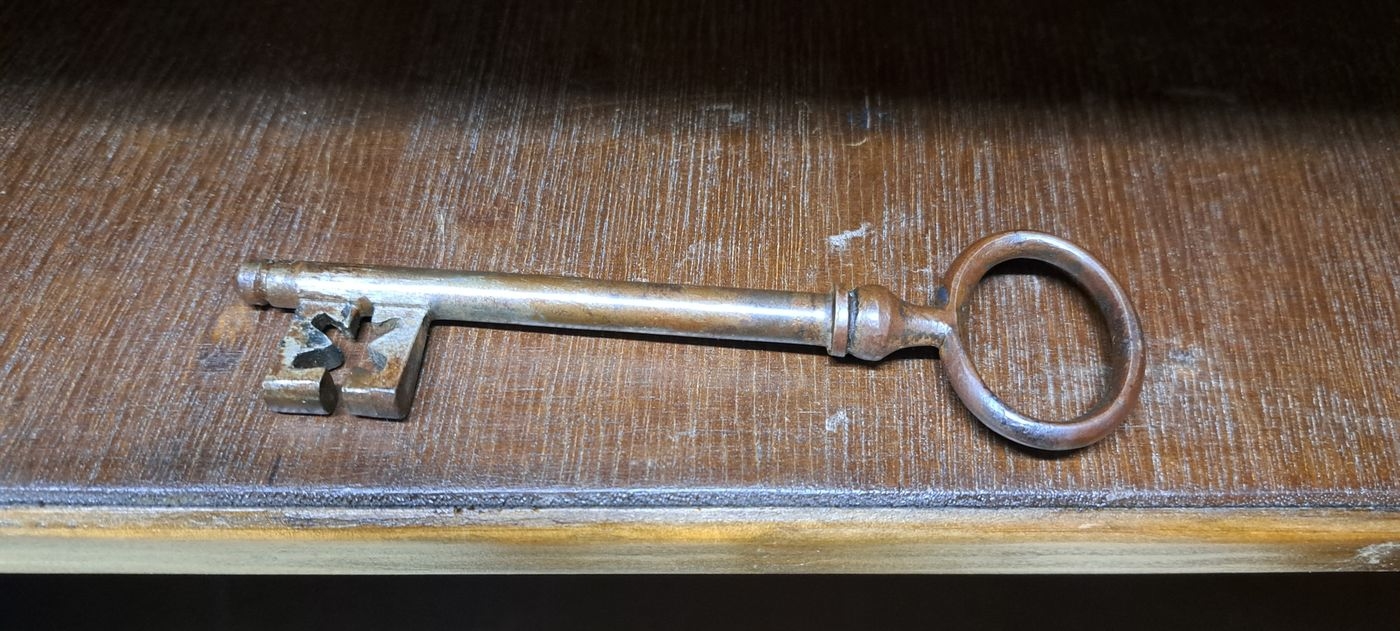 Detail r: Wellenschrank mit Ecknasen, Frankfurt, um 1750, Eiche massiv, Korpus und auf den Türen mit kräftigem Wellenprofil, Kanten mit fein ausgearbeiteten ...