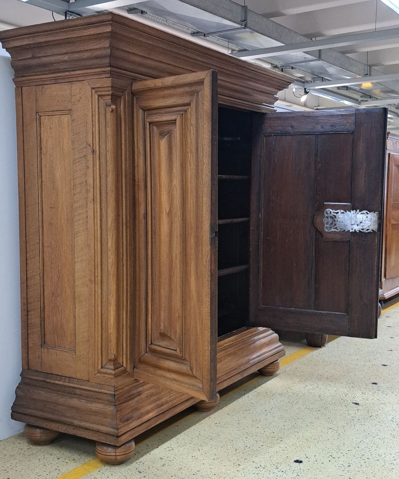 Detail t: Wellenschrank mit Ecknasen, Frankfurt, um 1750, Eiche massiv, Korpus und auf den Türen mit kräftigem Wellenprofil, Kanten mit fein ausgearbeiteten ...