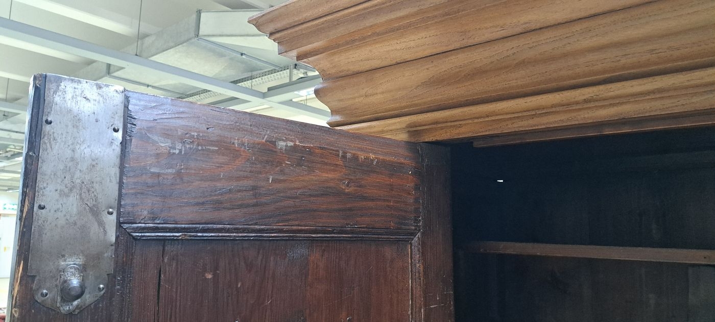 Detail v: Wellenschrank mit Ecknasen, Frankfurt, um 1750, Eiche massiv, Korpus und auf den Türen mit kräftigem Wellenprofil, Kanten mit fein ausgearbeiteten ...