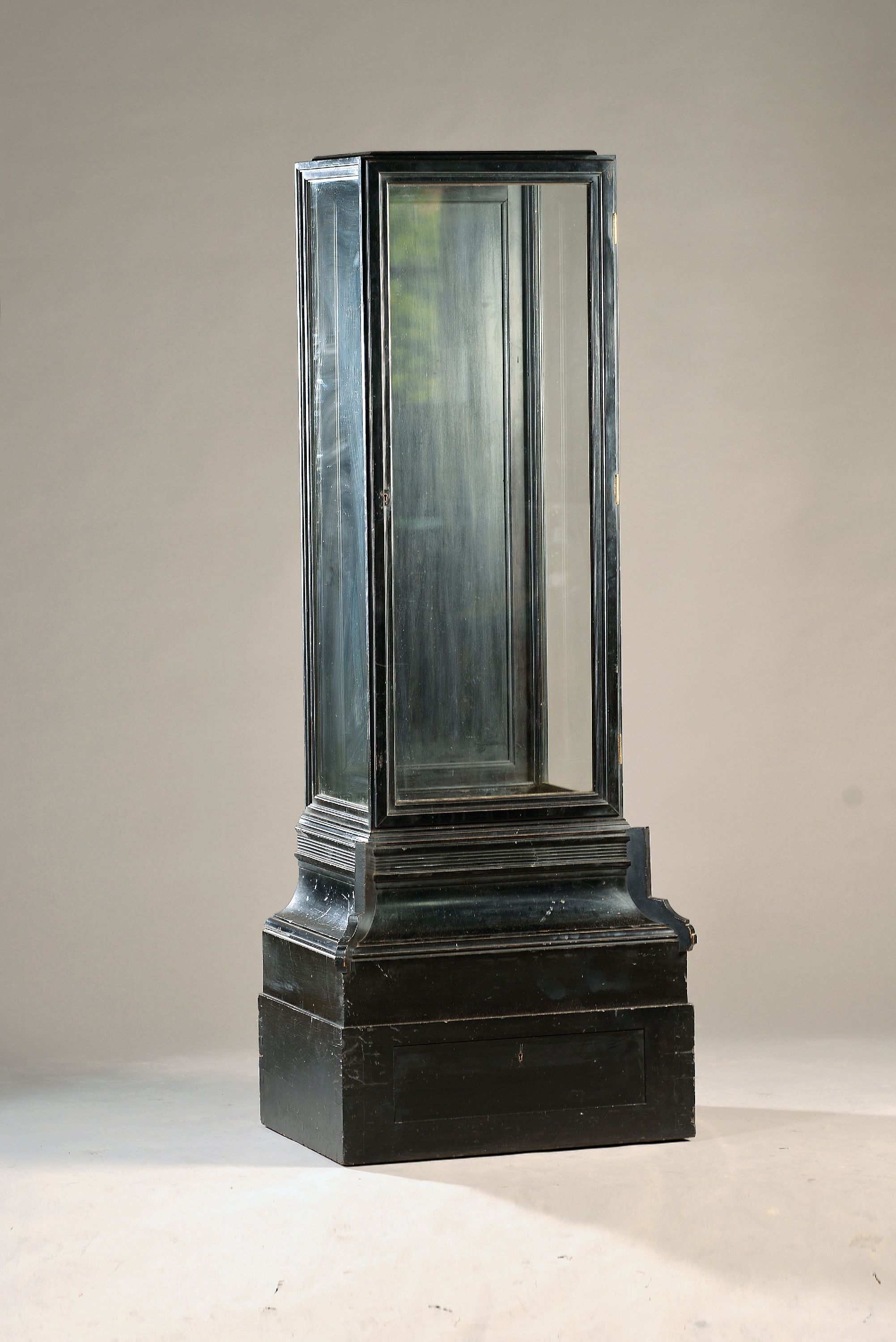 Image 27133365 - Schwarze Säulenvitrine, ausgehendes 19.Jh., geschwärztes Holz, dreiseitig verglast, ...