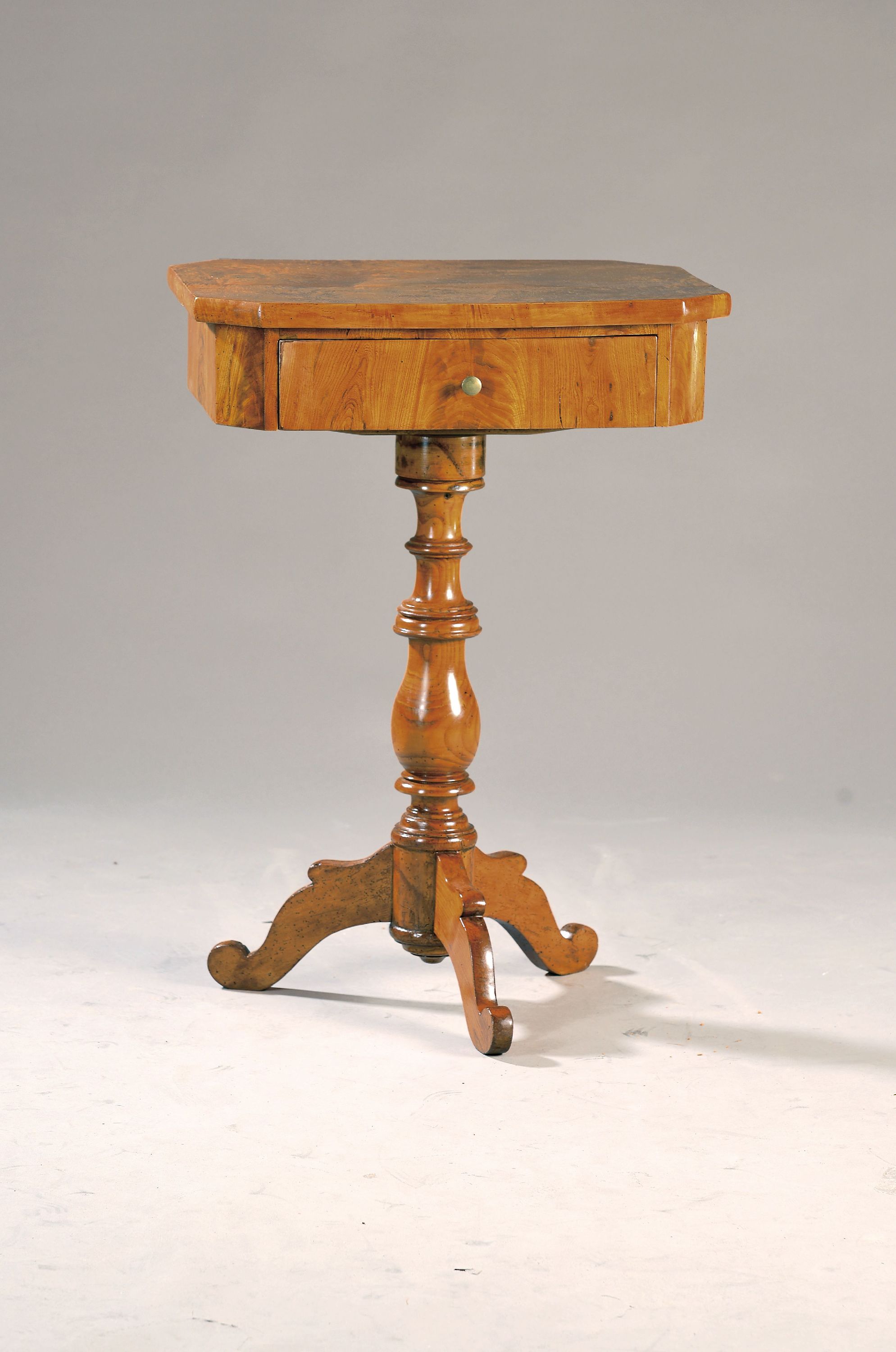 Image 27133367 - Biedermeier Nähtisch, um 1830, Wurzelholzfurnier wohl Thuja, eine Schublade, auf ...