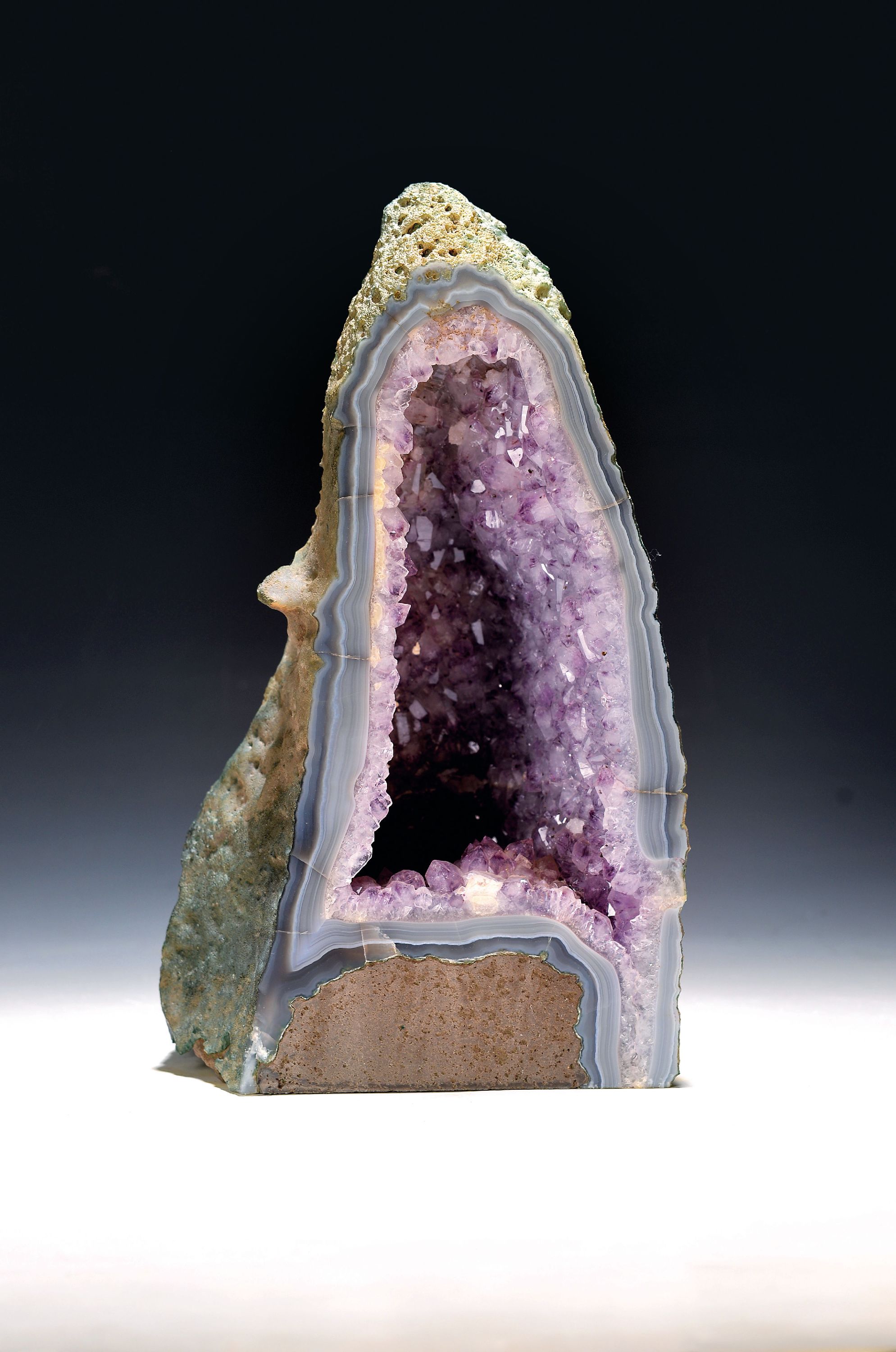 Image 27133382 - Amethyst-Druse, Südamerika, mit Calcit und Streifenachat, hell variierende Farbe, ca. ...