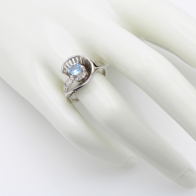 27133313a - Ring mit Topas und Diamanten, GG/WG 750/000, hellblauer Topas (beh.), 2 8/8 Diam. zus. ...