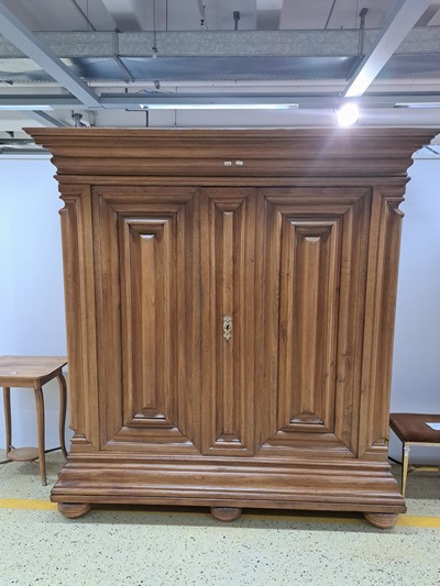 27133363a - Wellenschrank mit Ecknasen, Frankfurt, um 1750, Eiche massiv, Korpus und auf den Türen ...