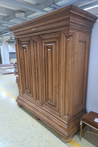 27133363b - Wellenschrank mit Ecknasen, Frankfurt, um 1750, Eiche massiv, Korpus und auf den Türen ...