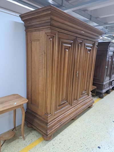 27133363c - Wellenschrank mit Ecknasen, Frankfurt, um 1750, Eiche massiv, Korpus und auf den Türen ...