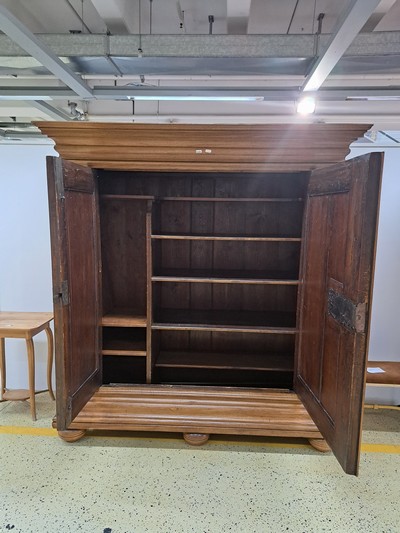 27133363d - Wellenschrank mit Ecknasen, Frankfurt, um 1750, Eiche massiv, Korpus und auf den Türen ...