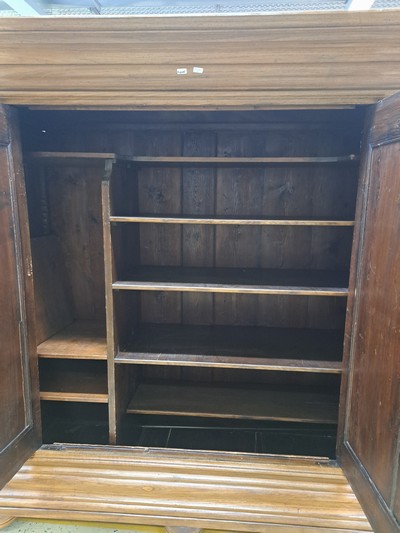 27133363e - Wellenschrank mit Ecknasen, Frankfurt, um 1750, Eiche massiv, Korpus und auf den Türen ...