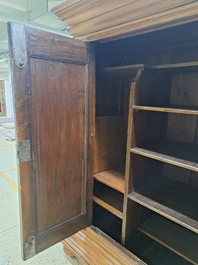27133363f - Wellenschrank mit Ecknasen, Frankfurt, um 1750, Eiche massiv, Korpus und auf den Türen ...