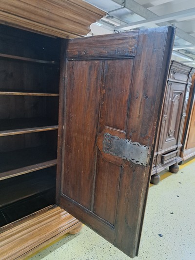 27133363g - Wellenschrank mit Ecknasen, Frankfurt, um 1750, Eiche massiv, Korpus und auf den Türen ...